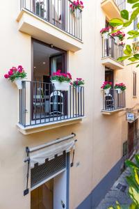 索伦托索伦托费拉特斯酒店的一座建筑,设有两个种有鲜花的阳台