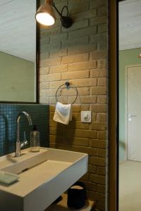 BelleriveBnB Belle5的一间带水槽和砖墙的浴室