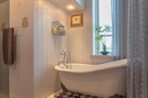 凯尔德拉卢斯城市度假屋的带浴缸和窗户的浴室