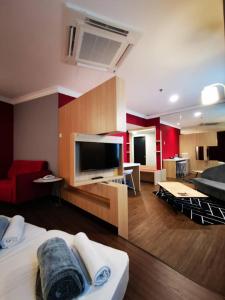 怡保怡保麗閣酒店的客厅配有大电视和沙发