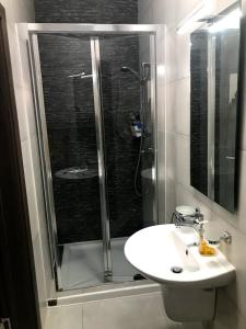 卢加Luqa Apartment - 5 mins from Airport的带淋浴、盥洗盆和淋浴的浴室