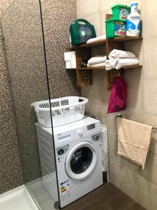 卢加Luqa Apartment - 5 mins from Airport的带淋浴的浴室内的洗衣机