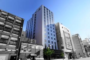 札幌Quintessa Hotel Sapporo Susukino的城市中心高楼