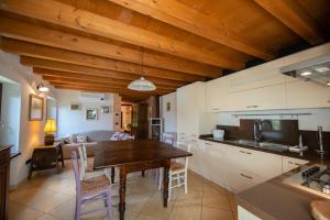内格拉尔Villa Vitis的厨房和带木制天花板的客厅