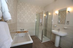 斯卡伯勒科迪莉亚酒店的带浴缸、水槽和淋浴的浴室