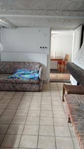 诺德施泰特Bel Air的客厅配有沙发和桌子