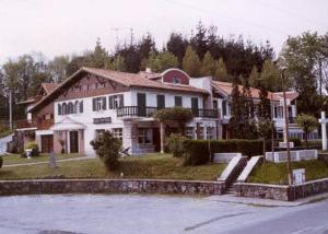 欧阿提兹古鲁特泽贝里酒店的一条大白色房子,坐在街道上
