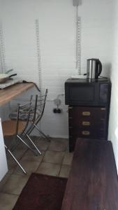 诺德施泰特Bel Air的客房设有书桌、两把椅子和一张桌子