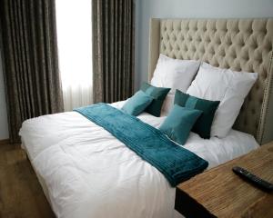 特里尔Z&B Hotel的一张配有白色和蓝色枕头的大床