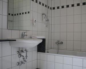 特里尔Z&B Hotel的浴室配有盥洗盆和浴缸。