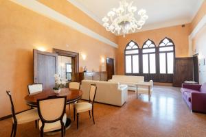 威尼斯莫罗西尼总督宫公寓的客厅配有桌子和沙发