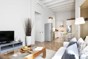 巴塞罗那Ola Living Gaudi的客厅配有沙发和桌子