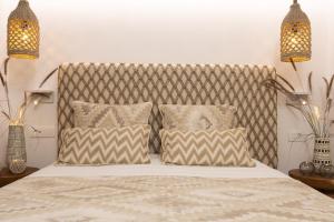 纳克索乔拉Hotel Villa Flora的一间卧室配有一张带床头板和枕头的床
