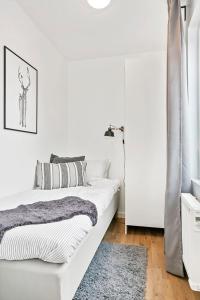 斯特伦斯塔德Hällestrand Village的一间白色卧室,配有两张床和地毯