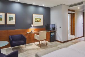 桑坦德西尔肯体育场酒店的酒店客房设有一张床、一张书桌和一台电视机。