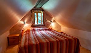 HiieväljaSihi Country House的一间小卧室,阁楼上配有一张床