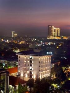 泗水Amaris Hotel Darmo Surabaya的城市的一座有灯光的建筑