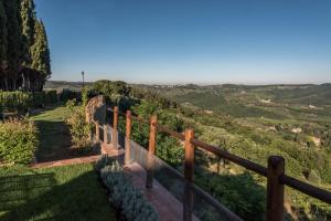 基安蒂格雷夫Castellinuzza的享有带围栏的山丘美景