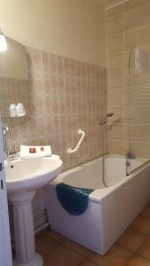 西埃勒河畔科尔德雷蒙七世酒店的浴室配有盥洗盆、浴缸和盥洗盆