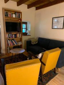 KalnikHoliday Home Luka 10的客厅配有蓝色的沙发和黄色的椅子