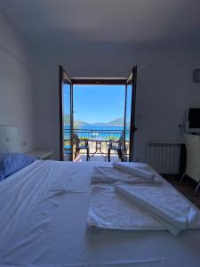 蒂瓦特Apartments Family的一间卧室设有一张床,享有海景