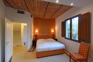 佛罗伦萨赫莱斯克兰斯酒店的一间卧室设有一张大床和一个窗户。