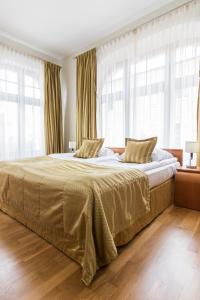 戈卢布-多布任瓦班克酒店的一间卧室配有一张带窗户的大床