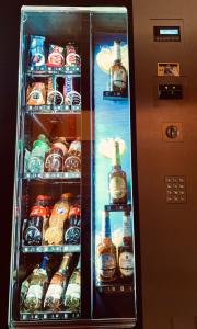 格雷文克鲁格奥尔罕酒店的装满大量酒的冰箱
