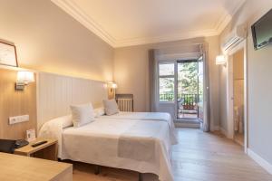 格乔阿塔兹酒店的卧室设有一张白色大床和一扇窗户。