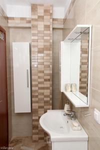 尼基季Luxury Apartment的一间带水槽和镜子的浴室