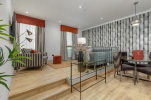 爱丁堡苏格兰命运王子街公寓的客厅配有沙发和桌子