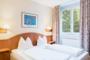 巴德加斯坦Hapimag Ferienwohnungen Bad Gastein的酒店客房设有床和窗户。