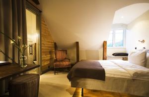 斯德哥尔摩乌尔桑达斯劳特酒店的一间卧室配有一张床、一张桌子和一把椅子