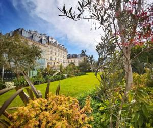 圣赫利尔泽西法兰西酒店的享有建筑和鲜花花园的景色