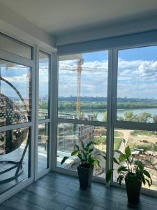 基辅4 rooms apartment with a view to the Dnieper River的客房设有大窗户,享有水景
