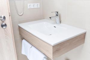 纽伦堡阿尔法酒店的浴室设有白色水槽和镜子