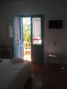 阿约斯尼奇塔斯Ostria的一间卧室配有一张床,一扇门设有窗户