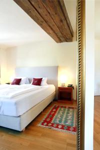 瓦豪地区魏森基兴拉夫斯伯格霍夫文艺复兴住宿加早餐旅馆的卧室配有白色的床和地毯。