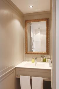 瓦豪地区魏森基兴拉夫斯伯格霍夫文艺复兴住宿加早餐旅馆的浴室配有带镜子的盥洗盆和毛巾