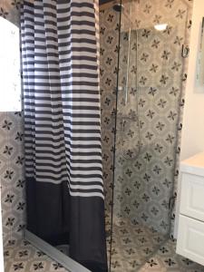 奇维克Annagården Österlen的配有黑色和白色淋浴帘的淋浴