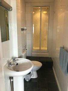 巴茅思Crystal House的白色的浴室设有水槽和卫生间。