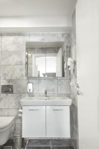 伊斯坦布尔Emin Residence的白色的浴室设有水槽和卫生间。
