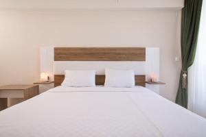 伊斯坦布尔Emin Residence的卧室配有一张带两个白色枕头的大白色床