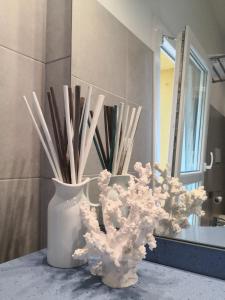 博洛尼亚Casa 28的浴室的柜台上有两个白色花瓶