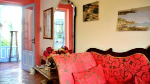 坎内托阿尔伯格卡萨加恩卡精品酒店的客厅配有红色沙发和冰箱