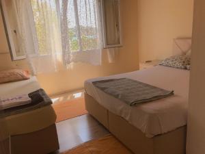 Kaleucagız里卡亚帕西永旅馆的一间小卧室,配有两张床和窗户
