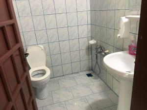 Kaleucagız里卡亚帕西永旅馆的一间带卫生间和水槽的浴室