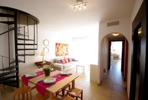 塔里法Livingtarifa Carpe Diem的一间带桌椅和楼梯的客厅