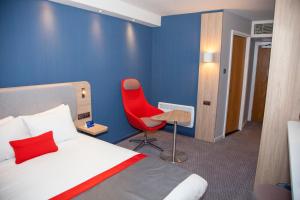 卡迪夫湾智选假日酒店客房内的一张或多张床位