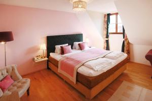 瓦豪地区魏森基兴拉夫斯伯格霍夫文艺复兴住宿加早餐旅馆的卧室配有一张带粉红色枕头的大床